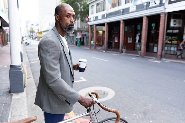 Afro American Iese Străzile Orașului Timpul Zilei Își Rotește Bicicleta — Fotografie, imagine de stoc