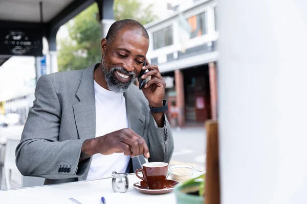 Uomo Afroamericano Trascorrere Del Tempo Caffè Seduto Una Terrazza Caffè — Foto Stock