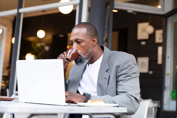 Uomo Afroamericano Trascorrere Del Tempo Caffè Seduto Una Terrazza Caffè — Foto Stock