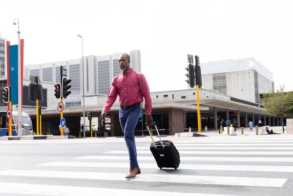 Hombre Afroamericano Por Las Calles Ciudad Durante Día Con Camisa —  Fotos de Stock