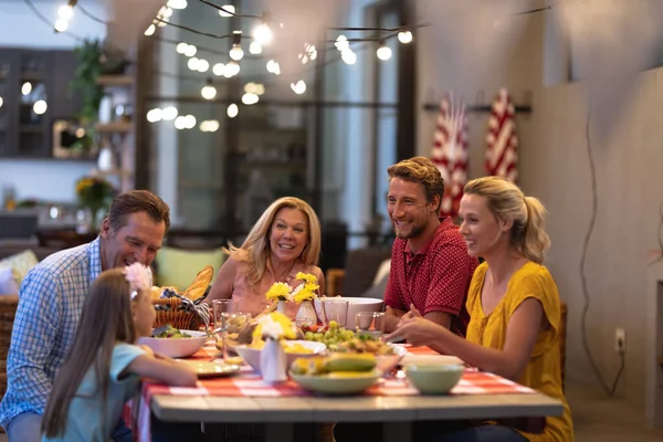 Multi Generatie Kaukasische Familie Genieten Van Hun Tijd Samen Thuis — Stockfoto