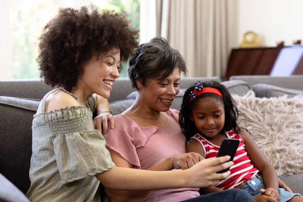 Multi Generatie Gemengde Ras Familie Genieten Van Hun Tijd Samen — Stockfoto