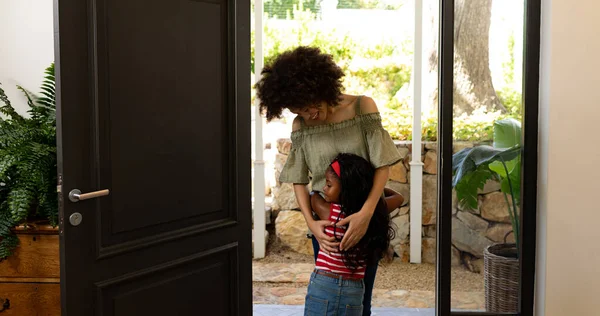 Chica Raza Mixta Disfrutando Tiempo Casa Pie Pasillo Saludando Madre —  Fotos de Stock