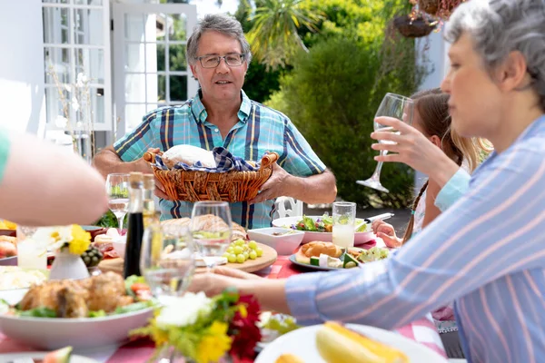 Familia Caucásica Tres Generaciones Almorzando Jardín Día Soleado Sentada Junto —  Fotos de Stock