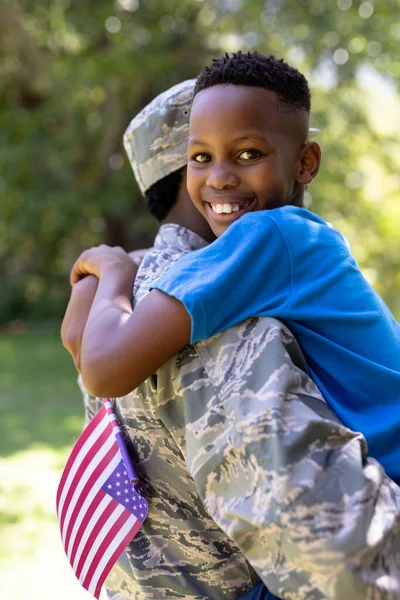 Afroameričan Vojenské Uniformě Vracející Domů Držící Svého Syna Objímající Dívající — Stock fotografie