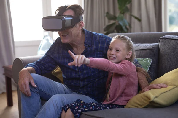 Caucásico Chica Abuelo Disfrutando Tiempo Una Casa Juntos Sentado Sofá — Foto de Stock