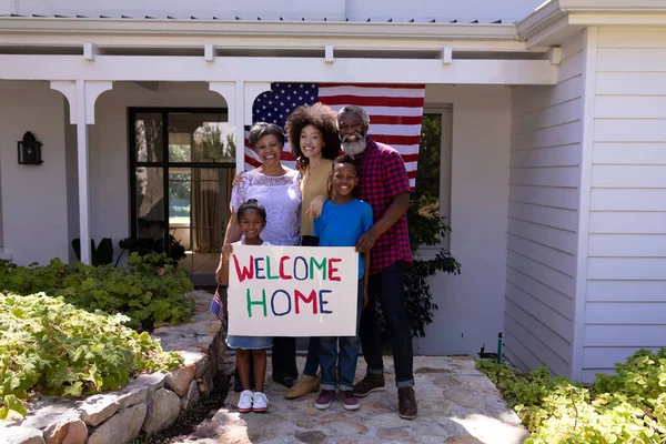 Familia Raza Mixta Multigeneración Disfrutando Tiempo Jardín Dando Bienvenida Visitante —  Fotos de Stock