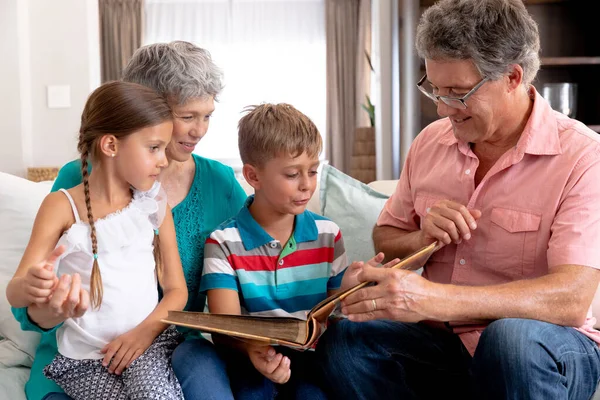 Caucásico Chica Niño Pasar Tiempo Junto Con Sus Abuelos Sentado — Foto de Stock