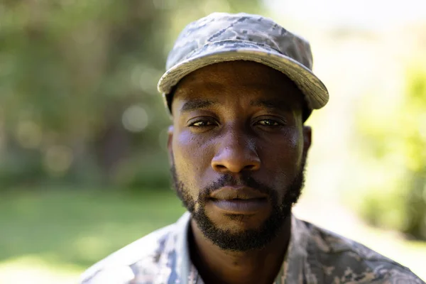 Retrato Hombre Afroamericano Con Uniforme Militar Volviendo Casa Pie Jardín — Foto de Stock