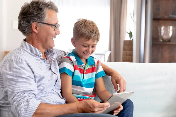 Älterer Kaukasischer Mann Verbringt Zeit Mit Seinem Enkel Hause Sitzt — Stockfoto