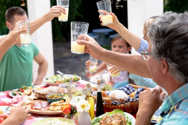 Familia Caucásica Tres Generaciones Pasando Tiempo Juntos Jardín Día Soleado —  Fotos de Stock