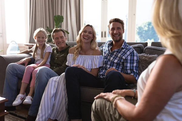 Multi Geração Família Caucasiana Desfrutando Seu Tempo Casa Sentados Sofá — Fotografia de Stock