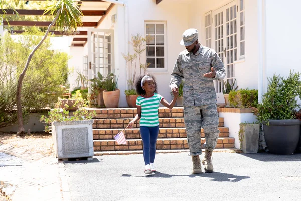 Soldado Afroamericano Vistiendo Uniforme Caminando Con Hija Sosteniendo Una Bandera — Foto de Stock