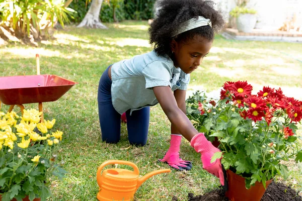 Menina Afro Americana Usando Luvas Cor Rosa Passando Tempo Jardim — Fotografia de Stock