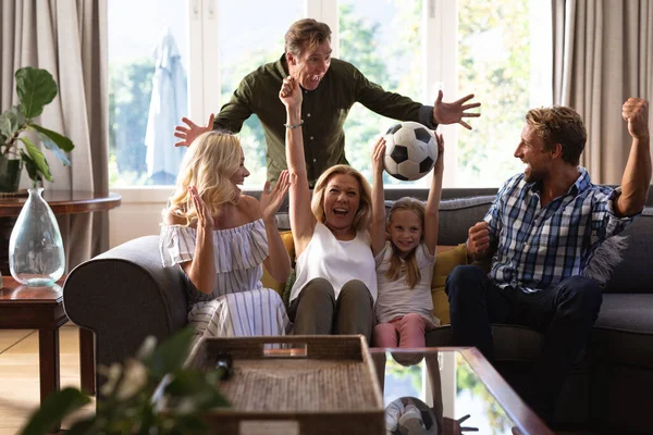 Multi Generación Familia Caucásica Disfrutando Tiempo Casa Sentado Sofá Juntos —  Fotos de Stock