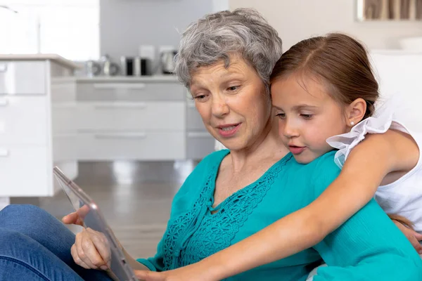 Senior Donna Caucasica Trascorrere Del Tempo Casa Con Nipote Seduto — Foto Stock