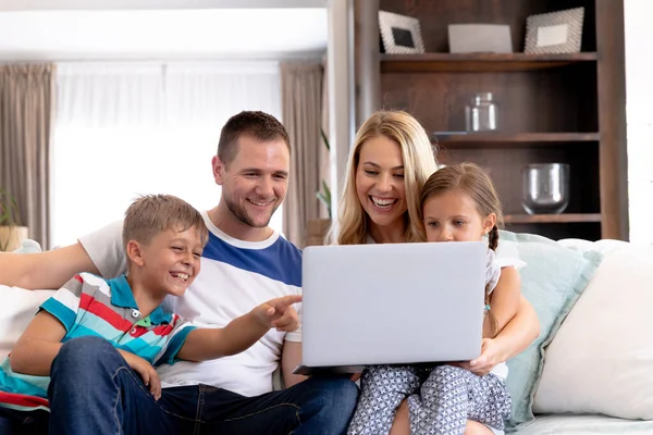 Familia Caucásica Con Dos Hijos Pasando Tiempo Juntos Casa Sentados —  Fotos de Stock