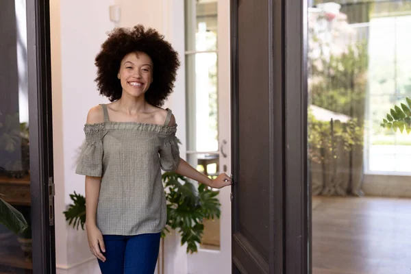 Смешанная Расовая Женщина Наслаждается Своим Временем Дома Открывает Входные Двери — стоковое фото