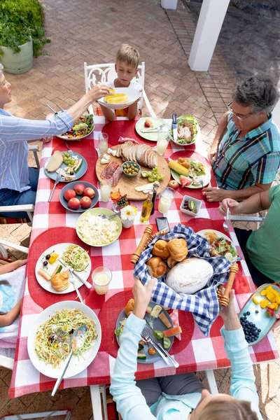 Vista Alto Ângulo Uma Família Caucasiana Três Gerações Almoçando Jardim — Fotografia de Stock