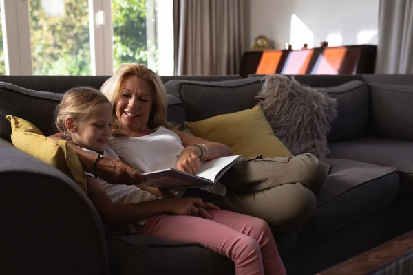 Portret Van Een Blank Meisje Haar Oma Genietend Van Haar — Stockfoto