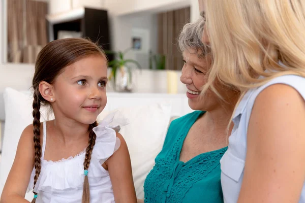 一位年长的白人妇女在客厅里与她的女儿和孙女呆在一起 微笑着 互动着 — 图库照片
