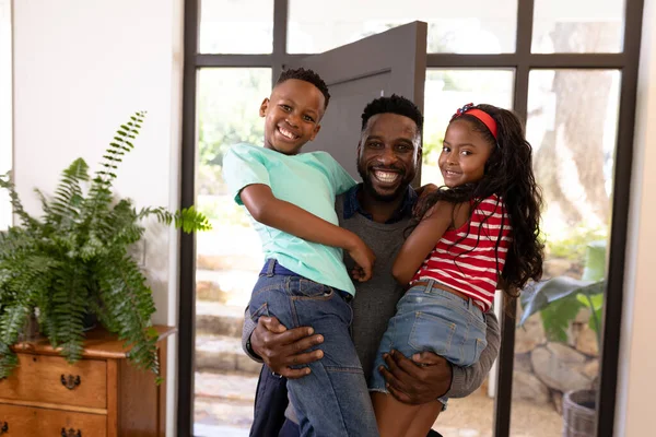 Afro Americano Aproveitando Seu Tempo Casa Segurando Seus Filhos Olhando — Fotografia de Stock