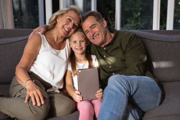 Portrait Une Fille Caucasienne Ses Grands Parents Appréciant Son Temps — Photo