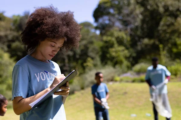 Mujer Raza Mixta Disfrutando Tiempo Fuera Escribiendo Archivo Papeles Con —  Fotos de Stock