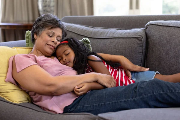 Senior Gemengde Ras Vrouw Genieten Van Haar Tijd Thuis Liggend — Stockfoto