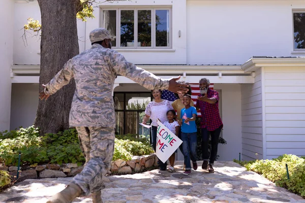 Familia Multigeneracional Raza Mixta Disfrutando Tiempo Jardín Dando Bienvenida Hombre — Foto de Stock