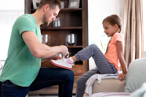 Ragazza Caucasica Con Trecce Passare Del Tempo Casa Seduto Divano — Foto Stock