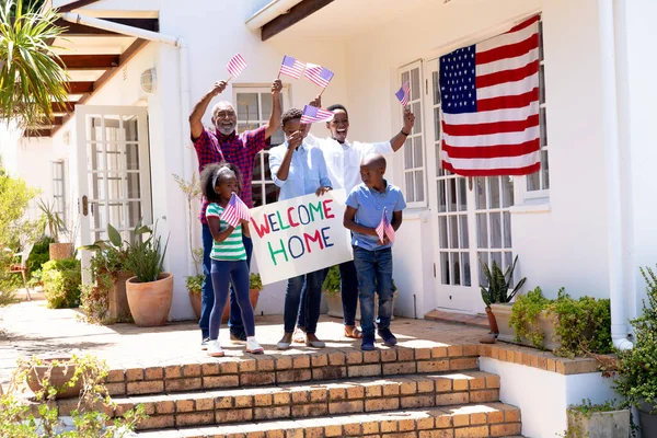 Afroameričtí Tři Generace Rodina Stojící Svého Domu Praporem Vítající Vojáka — Stock fotografie