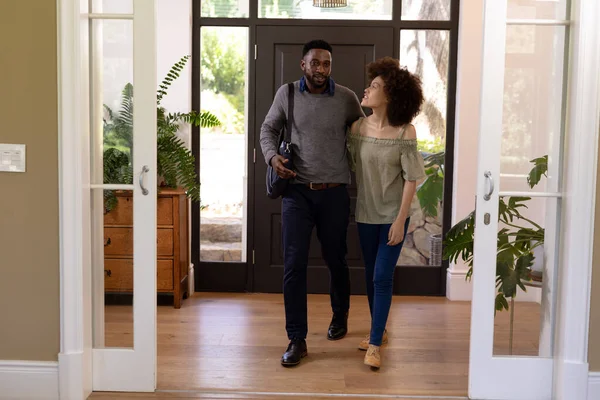 Pareja Raza Mixta Disfrutando Tiempo Casa Juntos Mirando Cámara Pie — Foto de Stock