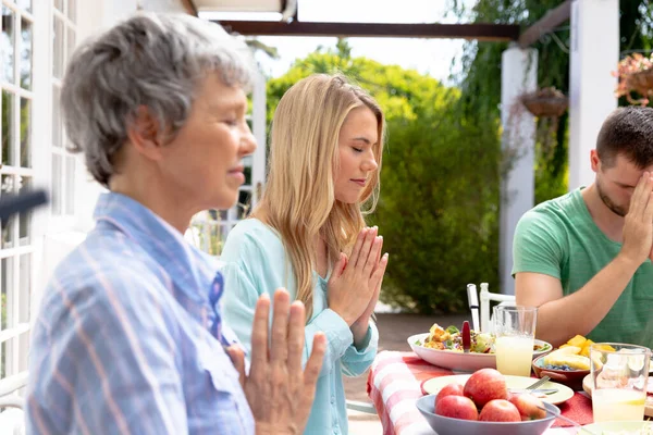 Familia Caucásica Tres Generaciones Almorzando Jardín Día Soleado Sentados Junto —  Fotos de Stock