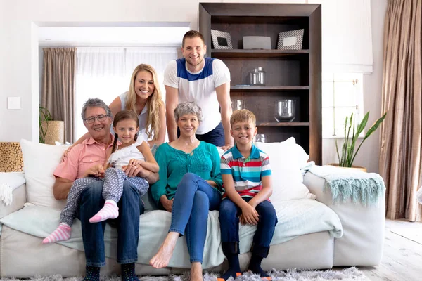 Portret Van Een Drie Generatie Kaukasische Familie Die Samen Thuis — Stockfoto