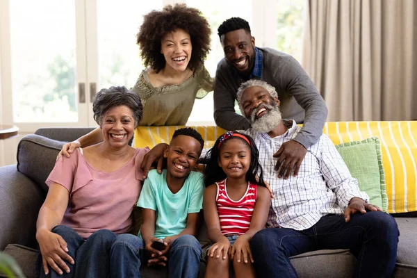 Mehrgenerationen Mischlingsfamilie Genießt Ihre Gemeinsame Zeit Hause Sitzt Auf Einer — Stockfoto