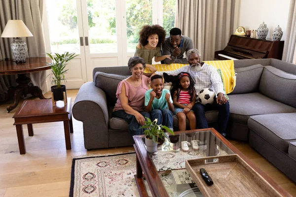 Familia Multigeneracional Raza Mixta Disfrutando Tiempo Casa Juntos Sentados Sofá — Foto de Stock