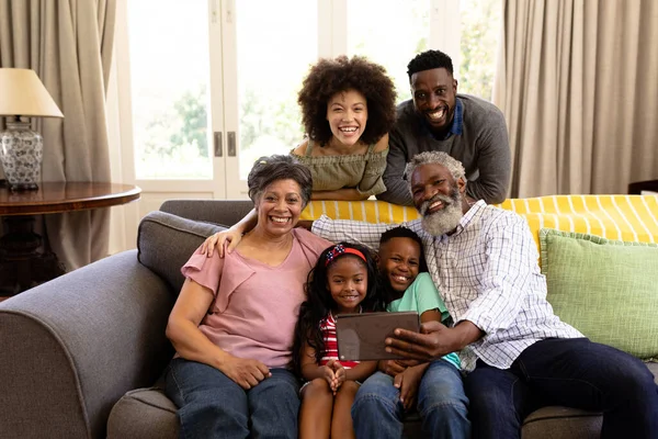 Familia Mestiza Multigeneracional Disfrutando Tiempo Casa Juntos Sentados Sofá Tomando — Foto de Stock