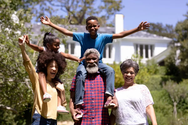 Multigenerační Smíšená Rasová Rodina Užívá Svůj Čas Zahradě Smíšená Závodnice — Stock fotografie