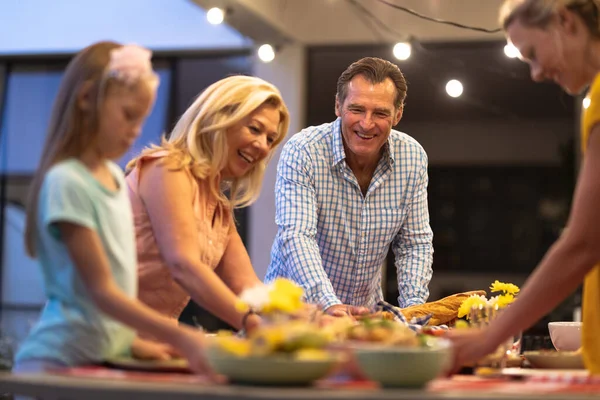 Familia Caucásica Multigeneracional Disfrutando Tiempo Casa Juntos Poniendo Una Mesa — Foto de Stock