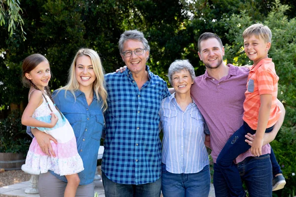 Família Caucasiana Três Gerações Passando Tempo Seu Jardim Dia Ensolarado — Fotografia de Stock