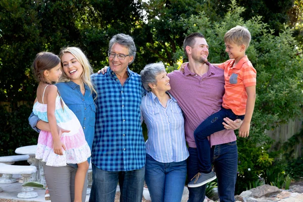 Drei Generationen Kaukasische Familie Verbringen Einem Sonnigen Tag Zeit Ihrem — Stockfoto