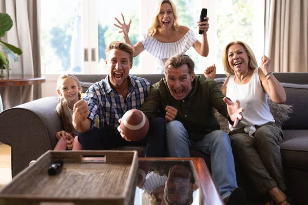 Çok Nesildir Beyaz Bir Aile Evlerinde Eğleniyor Birlikte Kanepede Oturuyor — Stok fotoğraf