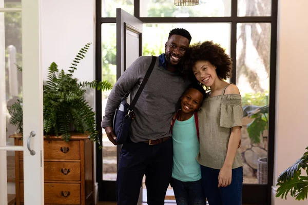 Een Gemengd Racefamilie Keert Terug Naar Huis Opent Voordeur Staat — Stockfoto
