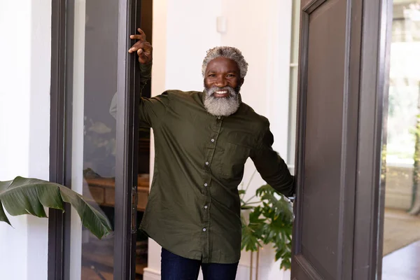 Hombre Afroamericano Mayor Disfrutando Tiempo Casa Abriendo Puertas Saludando Visitante —  Fotos de Stock