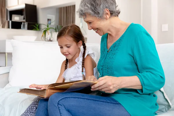 Senior Kaukasiska Kvinna Tillbringa Tid Hemma Med Sitt Barnbarn Med — Stockfoto