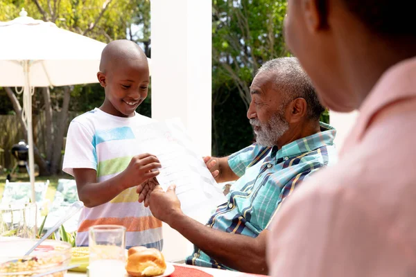 Menino Afro Americano Mostrando Seu Avô Seu Dever Casa Durante — Fotografia de Stock