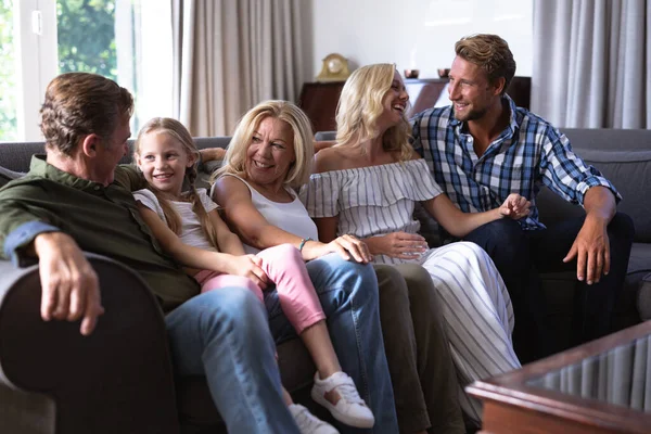 Multi Geração Família Caucasiana Desfrutando Seu Tempo Casa Sentados Sofá — Fotografia de Stock