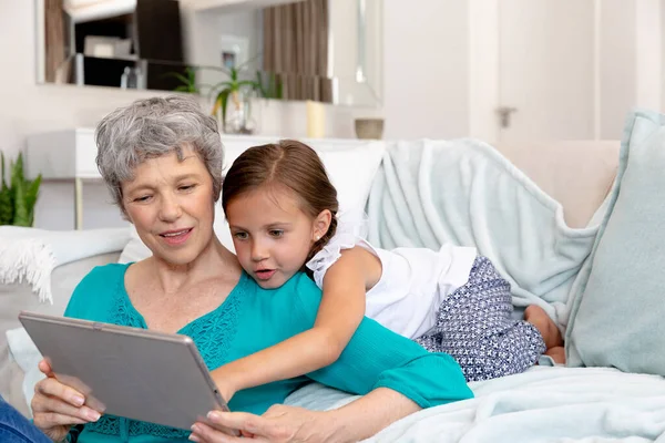 Kaukasische Seniorin Verbringt Zeit Mit Ihrer Enkelin Hause Sitzt Auf — Stockfoto