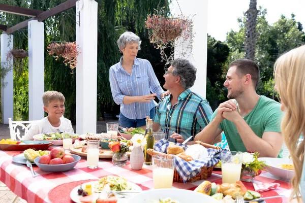 Famille Blanche Trois Générations Déjeunant Dans Jardin Par Une Journée — Photo